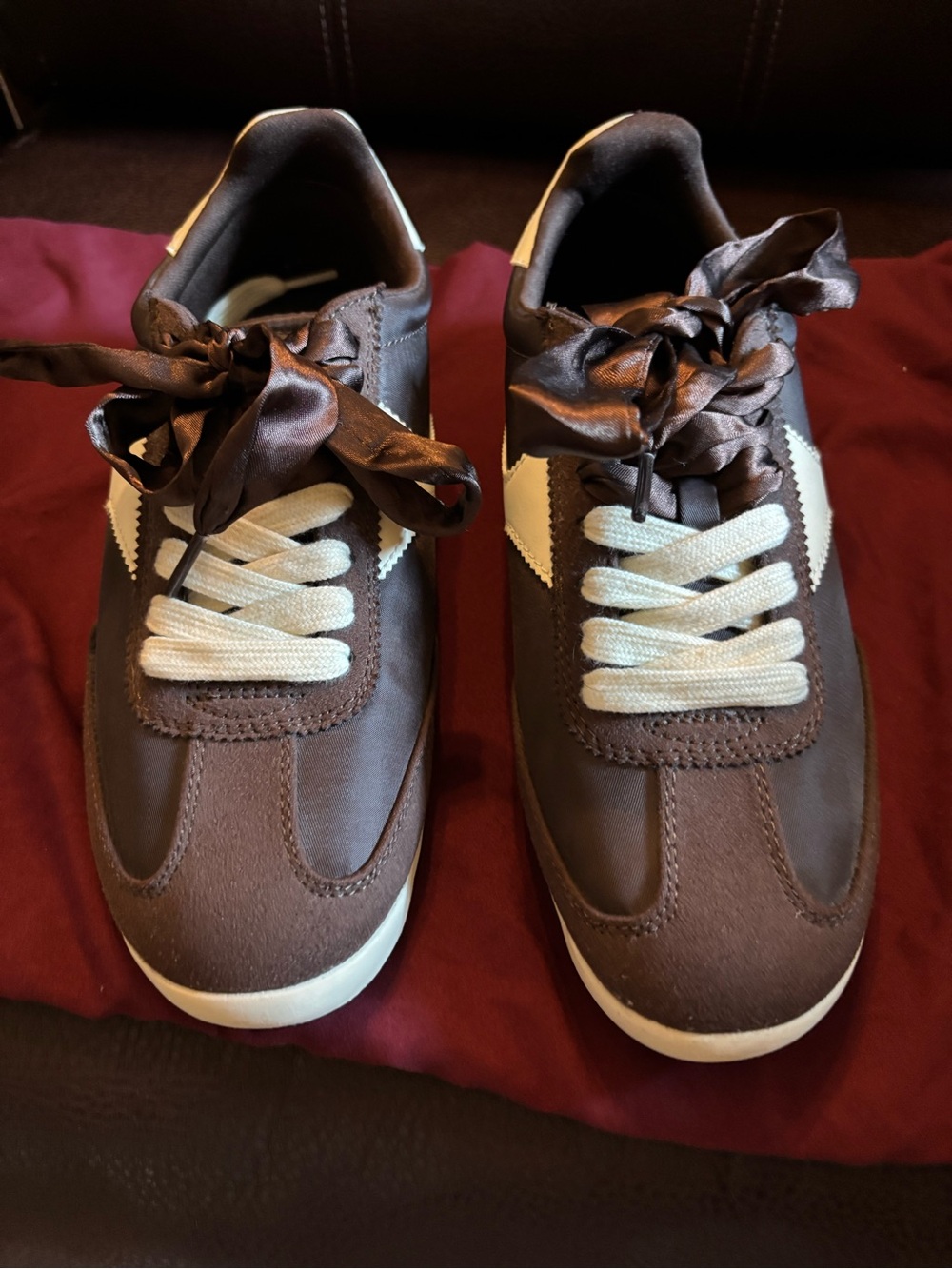 Women’s Casual Brown Runner Sneakers with White Accents